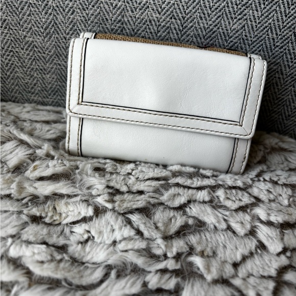 COACH NWT Vintage Limited Edition straw/leather/embroidery bee & flowers wallet - Picture 3 of 16